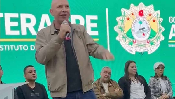 Gerlen dá indireta em Mazinho, que bebe água e cruza os braços: “Aguenta que vem mais, garoto”