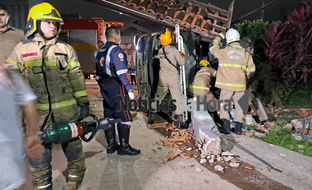 Motorista perde controle de caminhonete, capota violentamente e destrói portão de residencial em Rio Branco
