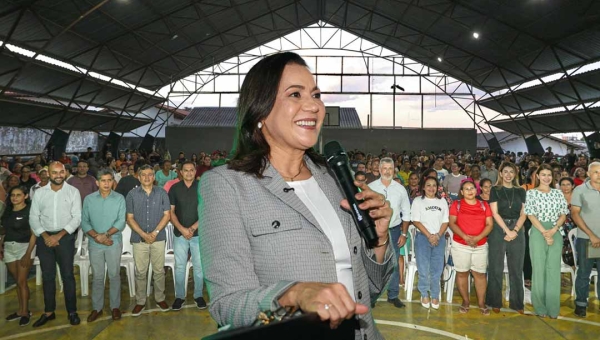  Com investimento superior a R$ 325 mil, governadora Mailza entrega 635 títulos de unidades habitacionais em Rio Branco