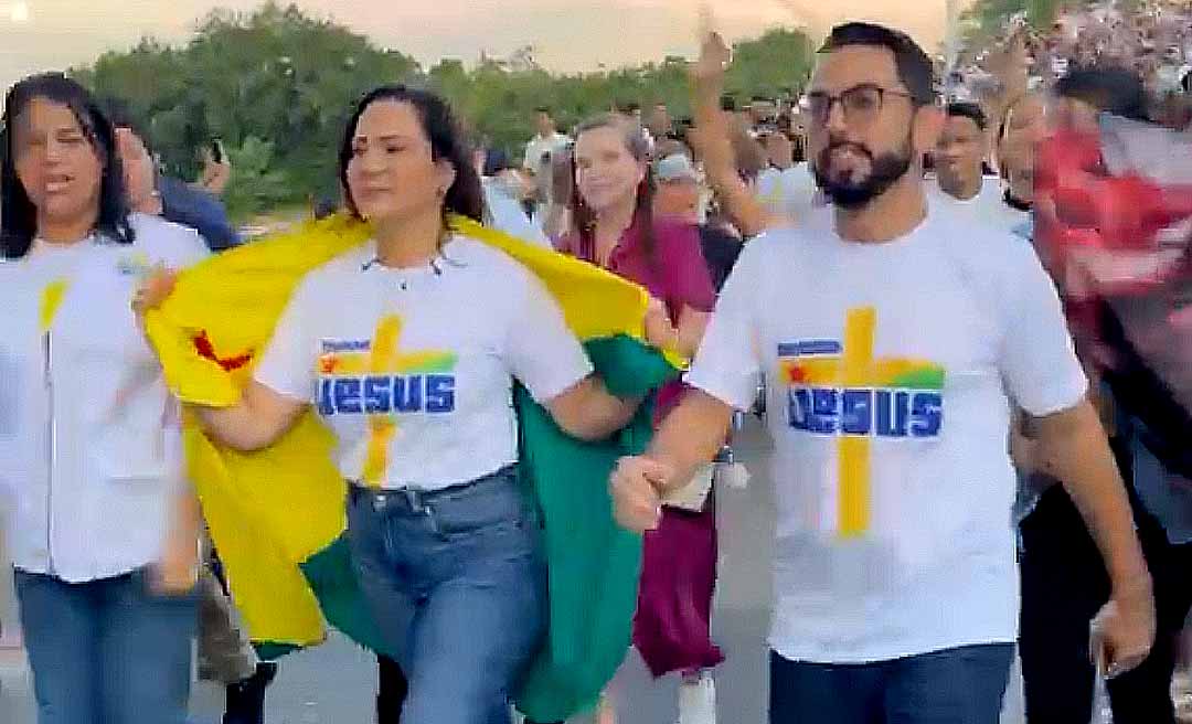 Segurando bandeira do Acre, Mailza corre, caminha, ora e levanta as mãos na Marcha para Jesus