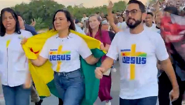 Segurando bandeira do Acre, Mailza corre, caminha, ora e levanta as mãos na Marcha para Jesus