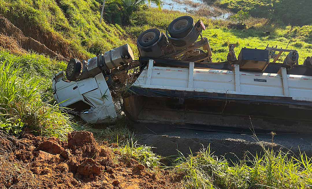 Carreta bitrem tomba na BR-364 após motorista tentar desviar de buracos; condutor passa bem