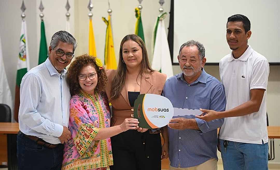 Por meio de uma articulação de Edvaldo e Perpétua, Ministério do Desenvolvimento e Assistência Social entrega caminhonetes a cinco cidades do Acre
