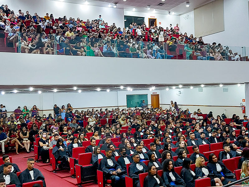 FOTO_2_Teatro_da_Ufac_ficou_lotado_de_familiares_e_amigos_dos_formandos.jpg