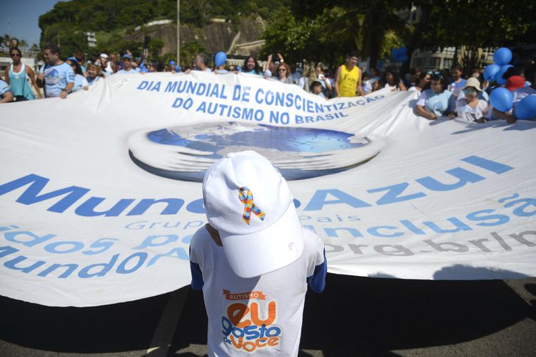 Rio de Janeiro - 8ª Caminhada do Dia Mundial da Conscientização do Autismo, promovida pelo Grupo Mundo Azul, no Leblon, zona sul da cidade. O grupo luta por centros de tratamento e reabilitação para autistas, por atendimento multidisciplinar diagnóstico precoce, educação especial, além de lar terapêutico para os órfãos (Tânia Rêgo/Agência Brasil)
