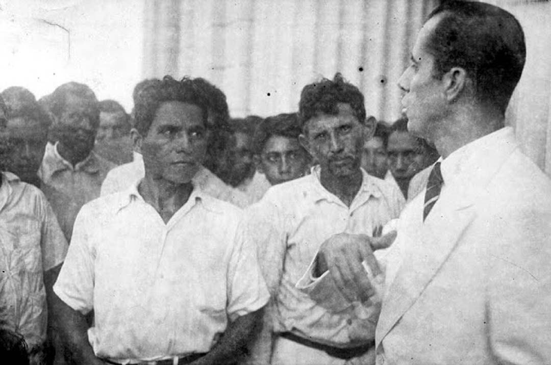 Colonos e seringueiros com o governador Guiomard Santos Foto: Acervo Digital/Memorial dos Autonomistas